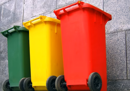 Nowe zasady segregacji odpadów! Czerwone kosze na śmieci zalewają polskie miasta i zaskoczyły mieszkańców
