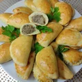 Pieczone pierożki drożdżowe z pieczarkami i serem