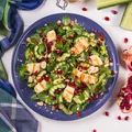 Sałatka z halloumi, ogórkami i granatem