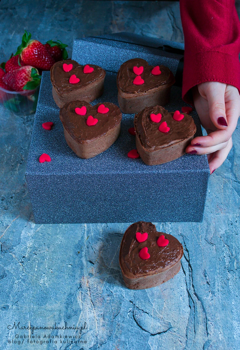 Ciastka Brownie z czekoladowym kremem z awokado (wegańskie serca)
