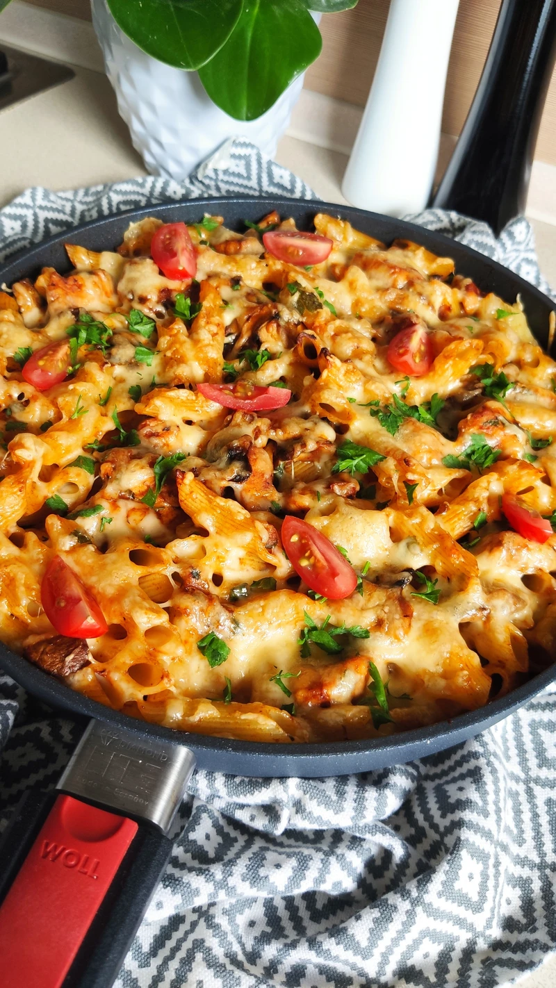 Zapiekanka makaronowa z kurczakiem i pieczarkami