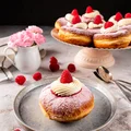 Pączki z malinami i kremem waniliowym