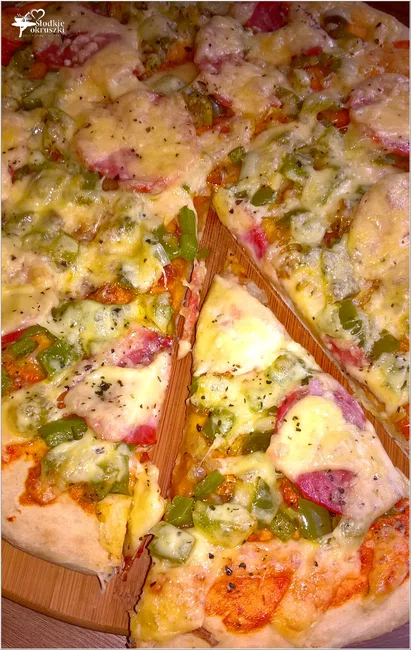 Pizza z zieloną papryką i kiełbasą krakowską podsuszaną