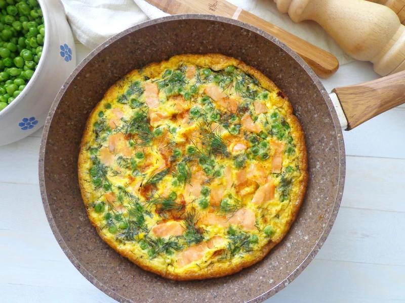 Frittata z groszkiem i wędzonym łososiem