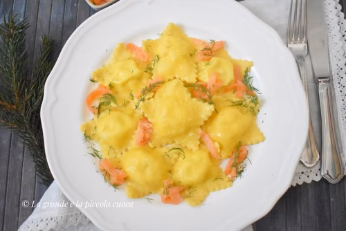 Włoskie ravioli z wędzonym łososiem