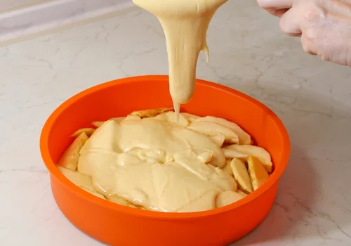 Plastry jabłek układam w tortownicy i zalewam masą! To najszybszy PRZEPIS na deser jaki znam