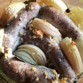 Biała kiełbasa z cebulą i sosem chrzanowym