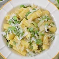 Makaron z bobem, serem pecorino i miętą