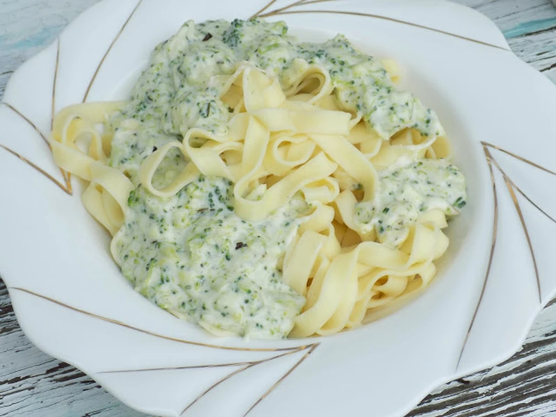 Tagliatelle z sosem serowo-brokułowym obiad w 15 minut