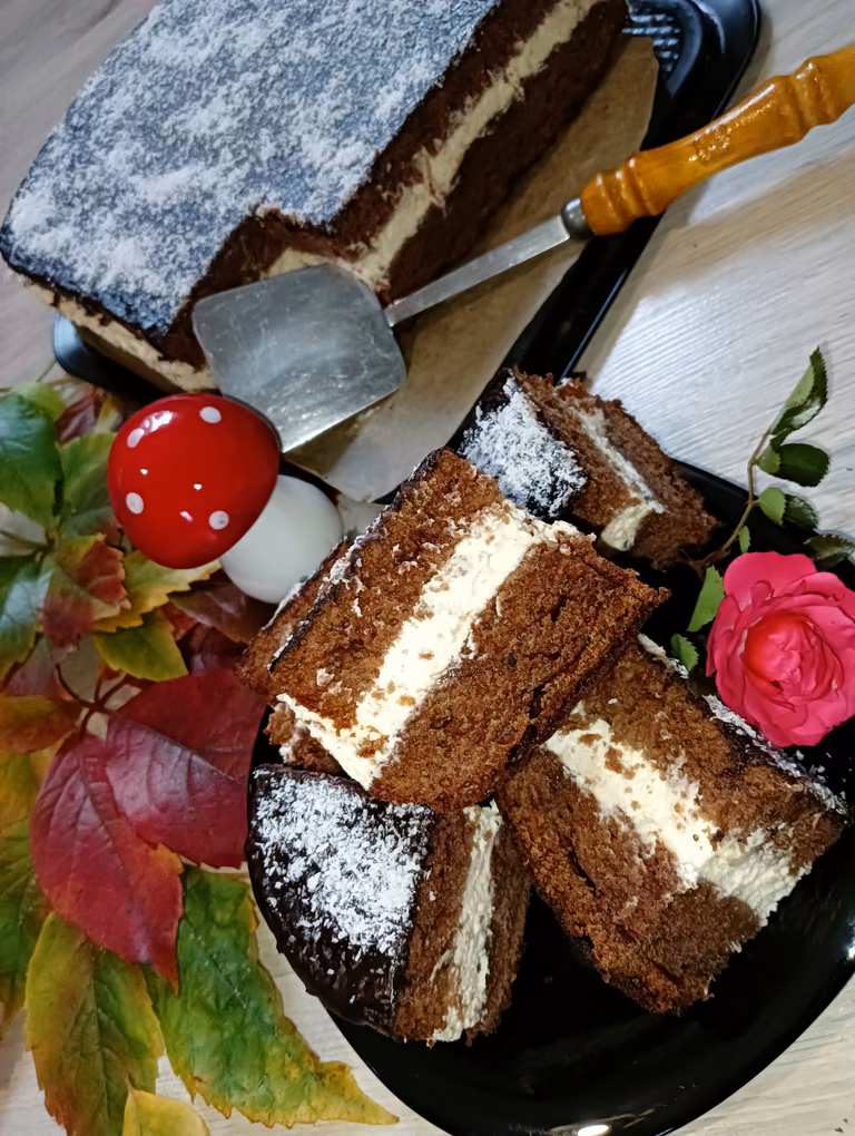 Ciasto kakaowe z bitą śmietaną i polewą kakaową