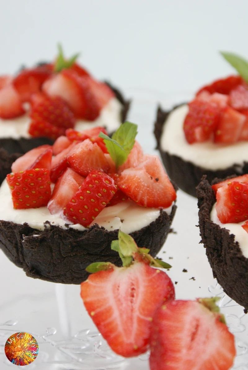 Babeczki Oreo z białą czekoladą i truskawkami - bez pieczenia!