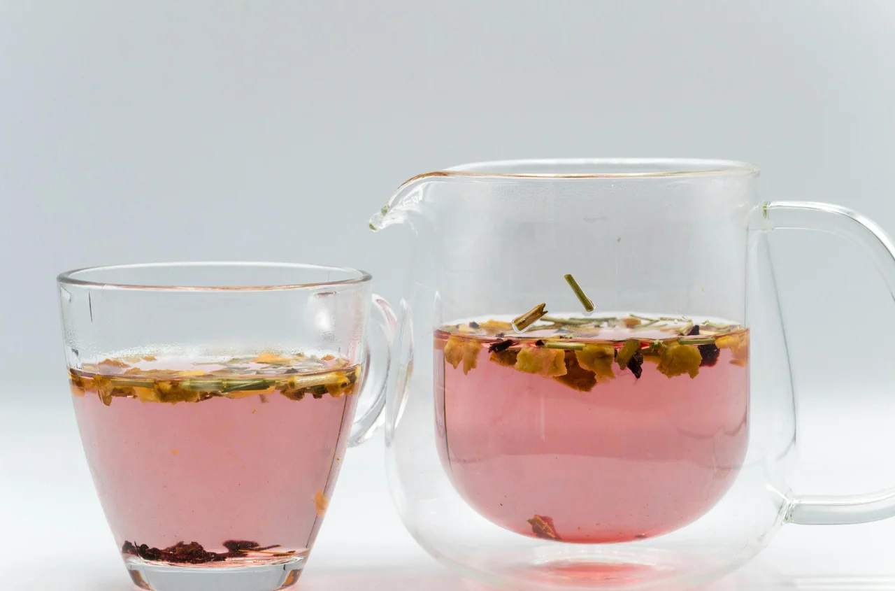 Biała herbata w kosmetykach – właściwości pielęgnacyjne i zapachowe, które pokochasz