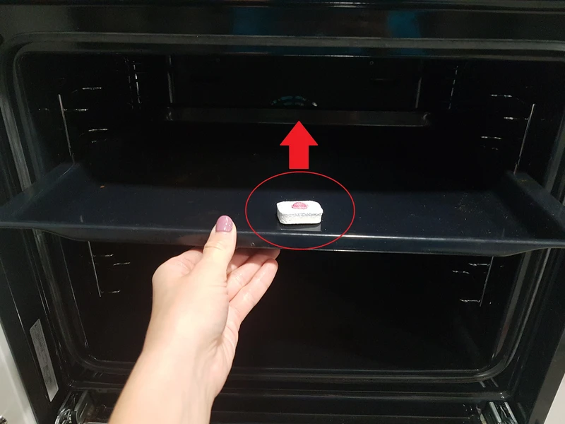 Dlaczego włożyła tabletkę od zmywarki do piekarnika? Super trik!