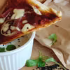 PIZZA NA WŁOSKIM CIEŚCIE Z PASSATĄ POMIDOROWĄ I SOSEM Z ROSZPONKI I CZARNUSZKI