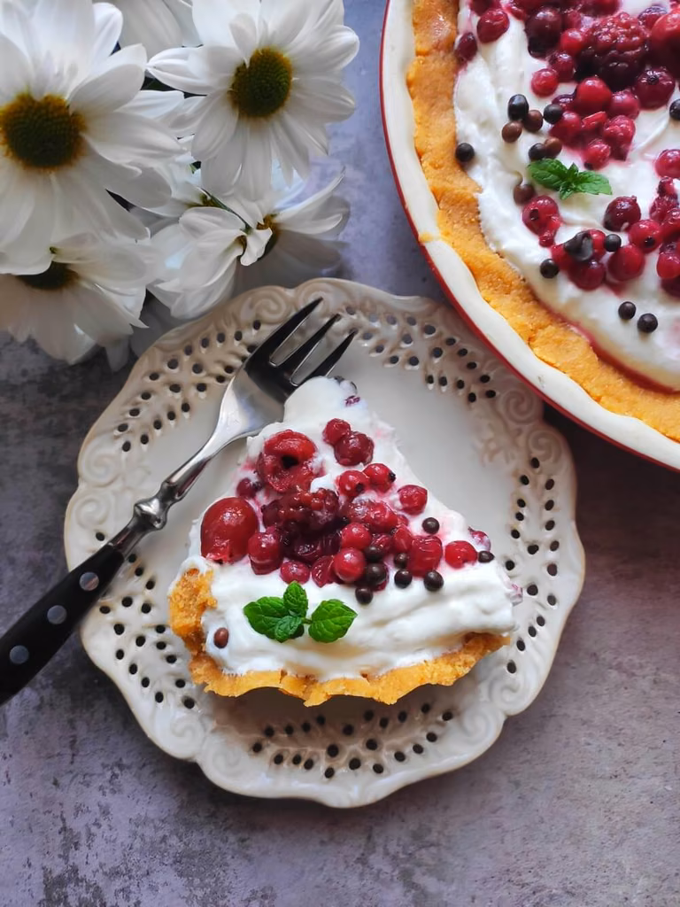 Tarta bez pieczenia z śmietanowo-serowym kremem i owocami