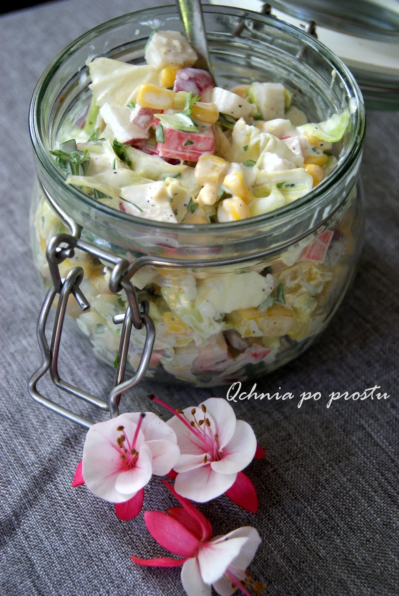 Sałatka z młodej kapusty i paluszków surimi