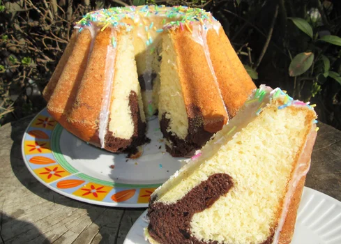 Najłatwiejsza babka wielkanocna, łaciata z 3 jajek z mlecznym lukrem