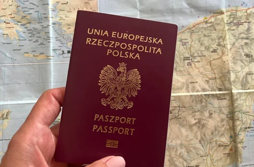 Paszport w 15 minut na polskim lotnisku! Na jakich warunkach można go dostać?