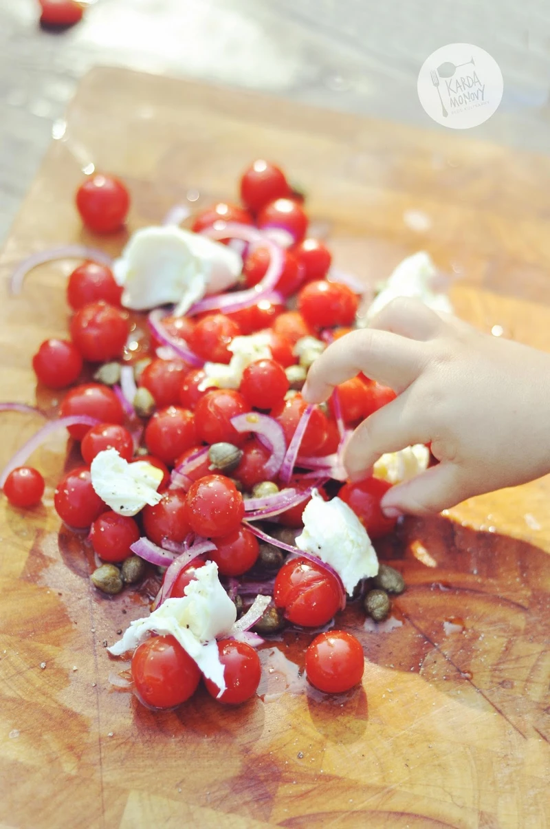 Sałatka z pomidorków koktajlowych z kaparami i mozzarellą