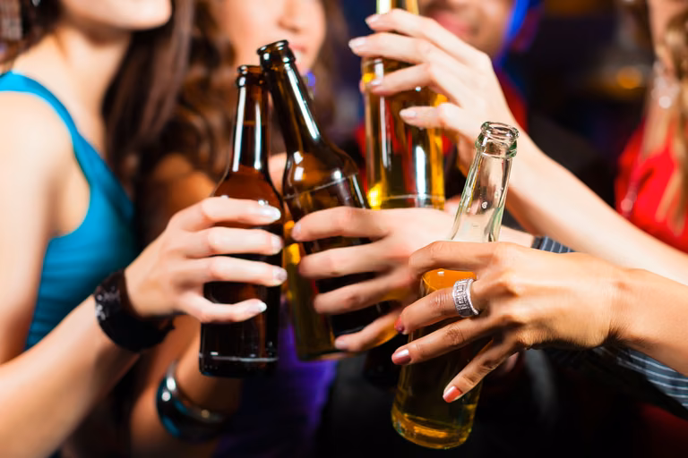 Dlaczego nie warto łączyć alkoholu ze słodyczami?