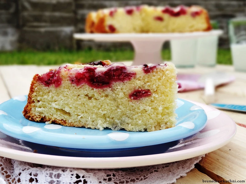 Szybkie ciasto z malinami i białą czekoladą