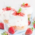 Kokosowy deser z mascarpone i truskawkami