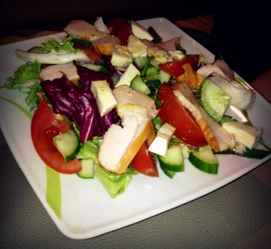 Sałatka z wędzonym kurczakiem:)