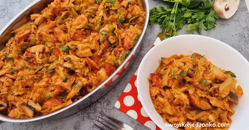 Bigos z młodej kapusty z pieczarkami