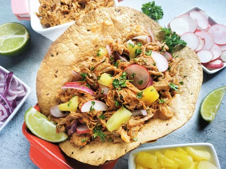 Taco z ananasem i szarpaną wieprzowiną