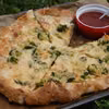 Pizza orkiszowa z brokułem i serami