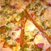 Pizza z zieloną papryką i kiełbasą krakowską podsuszaną