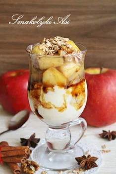 Jogurt z prażonymi jabłkami i płatkami orkiszowymi