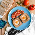 Jajka sadzone w tostach z pomidorową salsą