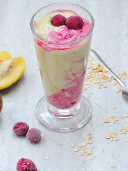 Dwuwarstwowe smoothie z kiwi i wiśniami
