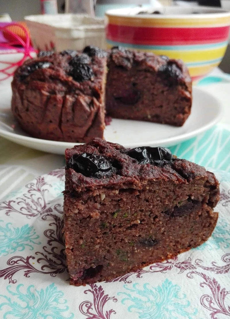 Zdrowe cukiniowe brownie z czereśniami, bez cukru i białej mąki