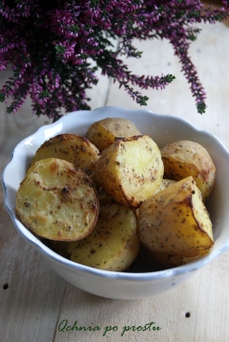 Pieczone ziemniaki w jogurtowej marynacie