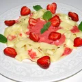 Makaron z sosem truskawkowym