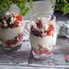 SZYBKI DESER Z TRUSKAWKAMI, MASCARPONE I BEZĄ