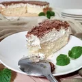 Biszkopt z kremem mascarpone i posypką czekoladową