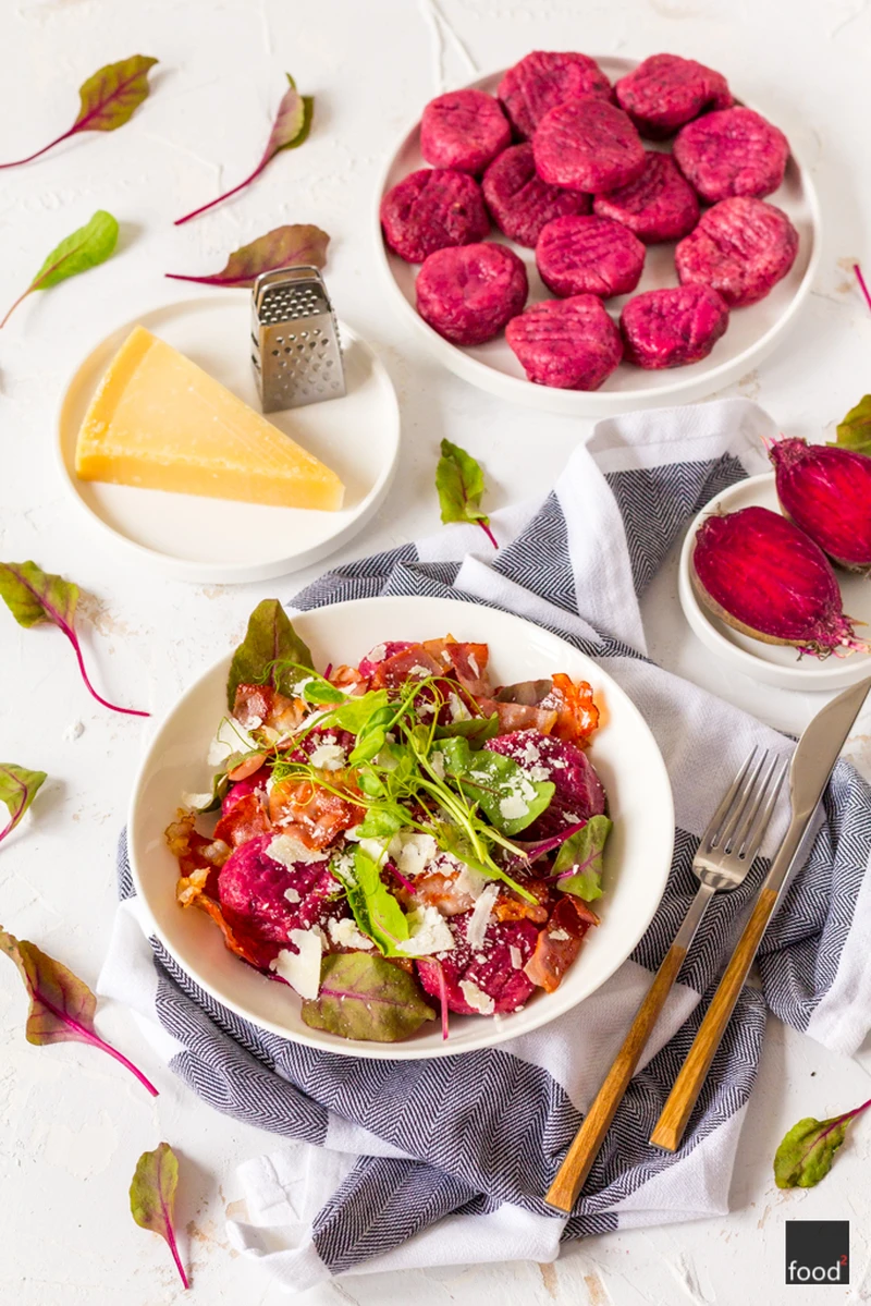 Buraczane gnocchi z szynką parmeńską i parmezanem