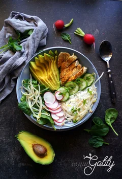 Buddha bowl: ryż, kurczak, awokado