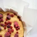 ciasto drożdżowe z malinami, czerwoną porzeczką i serkiem ricotta