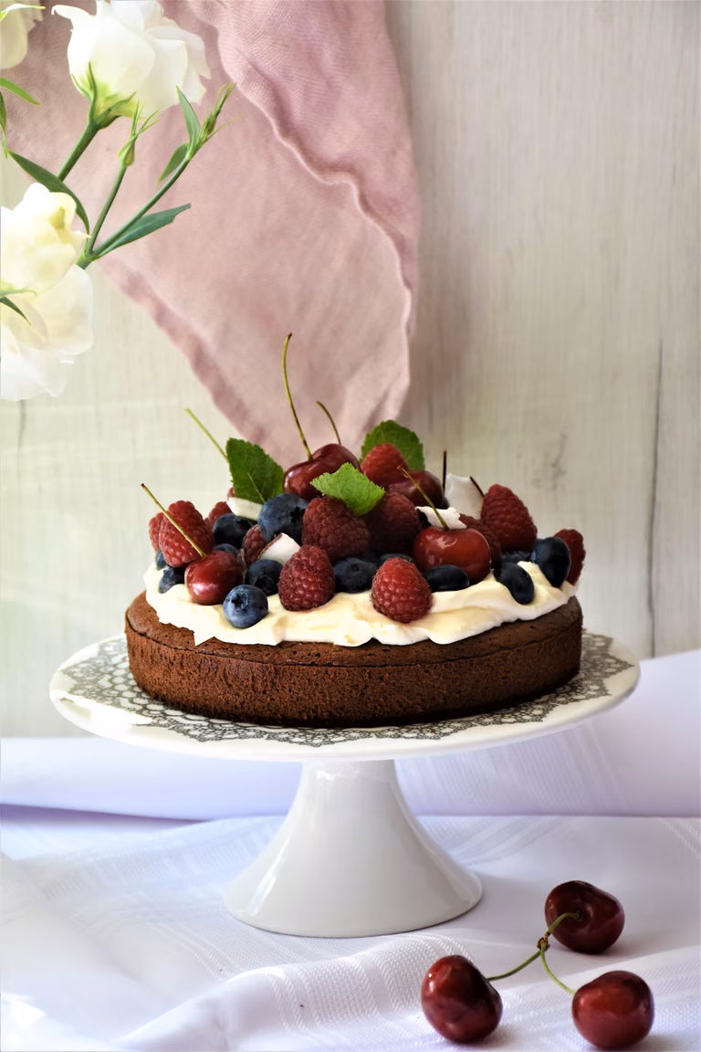 brownie z kremem śmietankowym i owocami