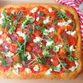 Pizza na grubym cieście z salami, pomidorkami i ricottą