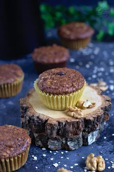 Kakaowo-owsiane muffinki z bananami, czekoladą i orzechami