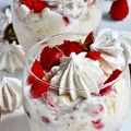 Eton Mess, czyli bita śmietana z truskawkami i bezami