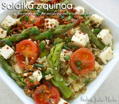 Wiosenna sałatka z quinoa, szparagami, pomidorami i serem feta