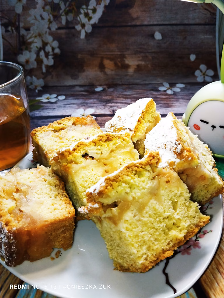 CIASTO JABŁKOWE NA CIEŚCIE MAŚLANYM