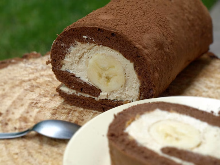 Rolada kawowa z bananem