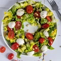 Sałatka z pesto i mozzarellą